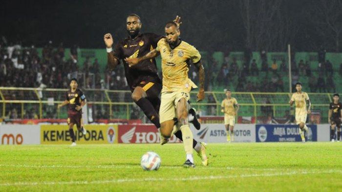 Gustavo Almeida di laga PSM Makassar Vs Arema FC. Arema FC kalah dengan skor 3-0 dalam pertandingan Pekan 16 Liga 1 2023-2024 ini di Stadion Gelora BJ Habibie Parepare malam ini, Jumat (20/10/2023).