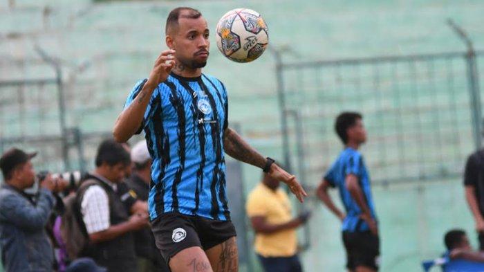 Gustavo Almeida, pemain asing baru pertama Arema FC yang tiba di Malang, saat berlatih di Stadion Gajayana, Kota Malang, Jawa Timur, Rabu (31/5/2023). Tim Arema FC menambah pemain asing dan pemain lokal baru untuk menghadapi kompetisi Liga 1 2023.