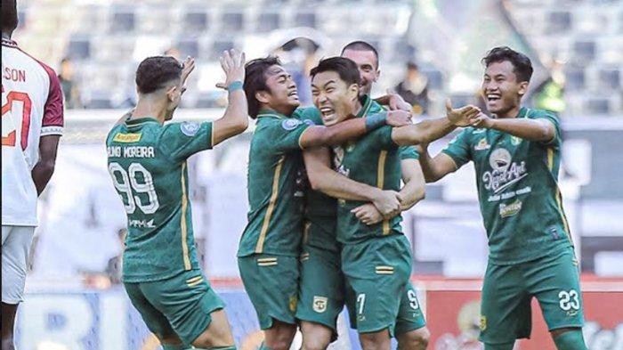 Song Ui-young merayakan gol ke gawang PSM Makassar di Stadion GBT. Hasil skor akhir Persebaya Surabaya Vs PSM Makassar adalah 1-0, Jumat (18/8/2023)