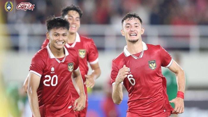 Hokky Caraka dan Ivar Jenner dalam laga Timnas Indonesia U-23 vs Turkmenistan, Grup K Kualifikasi Piala Asia U-23 2024 di Stadion Manahan Solo, Selasa (12/9/2023).