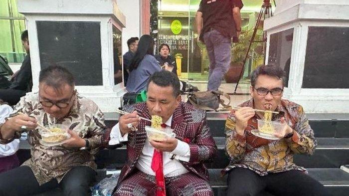 Hotman Paris makan mie ayam di pinggir gedung pengadilan (Instagram/@hotmanparisofficial)