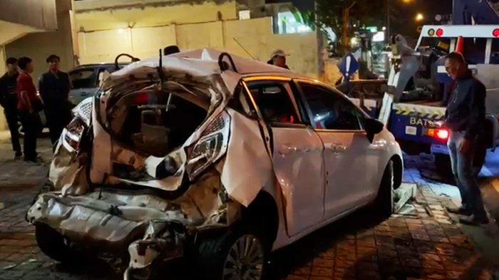 Kondisi sebuah mobil ringsek di bagian belakang setelah kecelakaan maut ditabrak Bus Sakhindra Trans dari Bali, Rabu (8/1/2025). Berikut identitas lengkap 12 korban kecelakaan maut di Kota Batu yang menyebabkan 4 korban meninggal dunia.