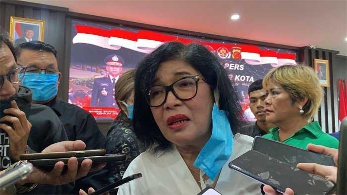 Ibu kandung Abraham, tersangka pembunuhan satpam Septian (37) di Lawang Gintung, Kecamatan Bogor Selatan, Kota Bogor, histeris menangis saat Polresta Bogor Kota merilis kasus anaknya, Senin (20/1/2025).