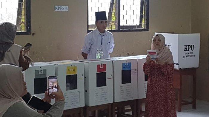 Ibunda Cak Imin, Nyai Hj. Muhassonah Iskandar mencoblos di TPS 026, Desa Denanyar, Kabupaten Jombang, Rabu (14/2/2024).