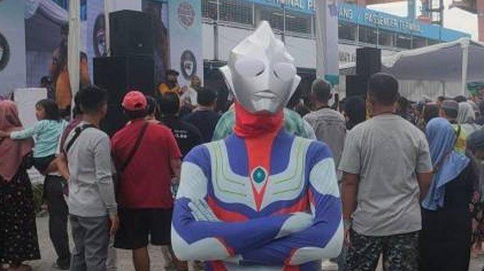 Iqbal Alam mengenakan kostum Ultraman di Pelabuhan Nusantara, Tanjung Priok, Jakarta Utara