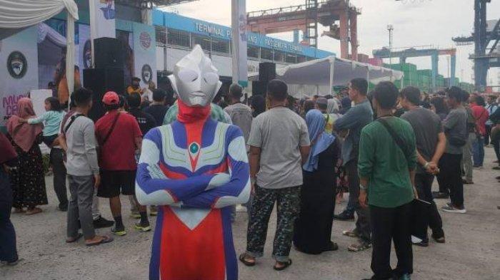 Iqbal Alam pakai kostum Ultraman di Pelabuhan Nusantara, Tanjung Priok, Jakarta Utara