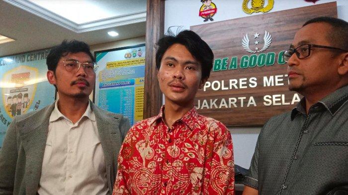 Iqbal bersama kuasa hukumnya saat dijumpai di Polres Jakarta Selatan, Senin (15/1/2024).