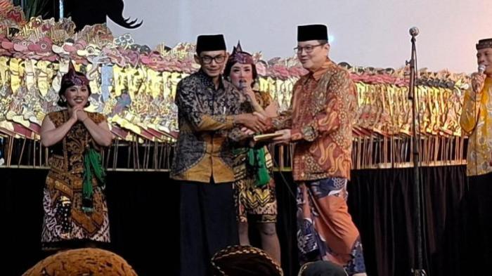 WAYANG KULIT - Iwan Kurniawan, pengusaha ternama yang dikenal filantropis, hadir di puncak acara bersih Desa Sananrejo, Kecamatan Turen, Kabupaten Malang, Rabu (23/7/2025) malam. Pada acara yang menyuguhkan pentas wayang kulit ini juga hadir Bupati Sanusi.