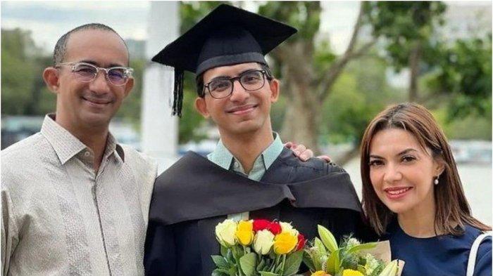 Izzat Assegaf, putra Najwa Shihab baru saja lulus dari University of Westminster.