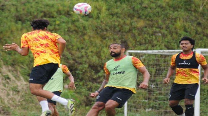 JELANG LAWAN PSM MAKASSAR - Pemain Arema FC saat menjalani latihan di lapangan Wonoayu Wajak Kabupaten Malang pada beberapa hari yang lalu. Latihan ini sebagai bentuk persiapan Arema FC menghadapi PSM Makassar yang berlangsung pada Senin (10/2/2025).