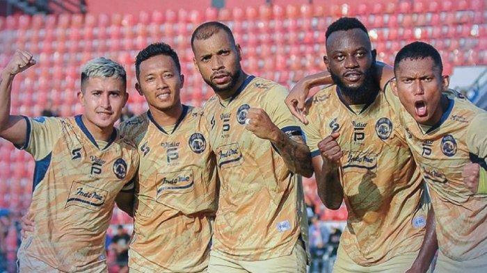 Selebrasi pemain Arema FC saat mengalahkan PSS Sleman di pekan ke-15 Liga 1 2023.