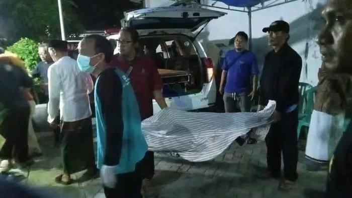 Jasad Tegar Dwi Prasetya saat tiba di rumah duka, Minggu 5 November 2023 malam