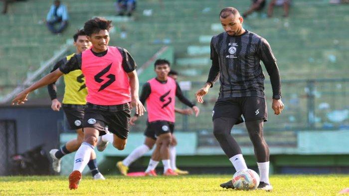 Pemain Arema FC, Jayus Hariono (kiri) berebut bola dengan Gustavo Almeida (kanan) dalam sesi latihan di Stadion Gajayana, Kota Malang, Jawa Timur, Selasa (11/7/2023). Arema FC melakukan latihan sebagai persiapan melawan Persik Kediri dalam laga lanjutan Liga 1 2023, Minggu (16/11/2023) mendatang.
