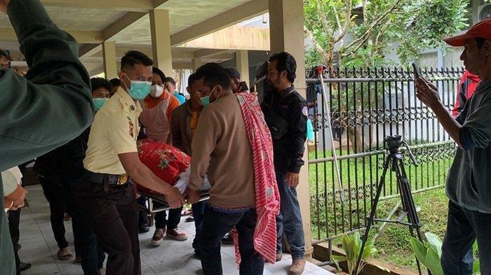 Jenazah korban erupsi Gunung Marapi, Novita Intan Sari saat dinaikkan ke atas mobil ambulas