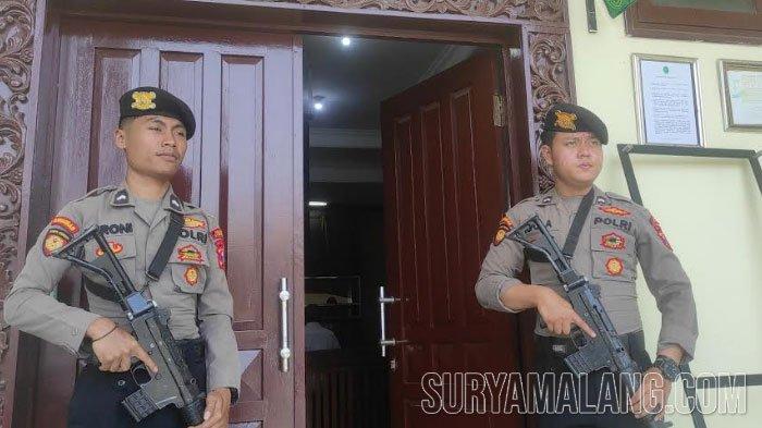 SIDANG TERTUTUP - Pengamanan sidang untuk pria bernama Joko Purnomo (31), warga Desa Gedangkulut Kecamatan Cerme, Gresik. Terdakwa mengancam bunuh mantan pacarnya NY (22) jika menolak bertemu. Setelah permintaan bertemu dituruti, Joko Purnomo ternyata membawa NY ke rumahya dan memaksa berhubungan badan.