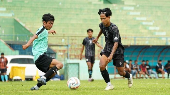 Jonathan Arya Prawira (kanan) pemain Arema FC U-20 saat mendapatkan kesempatan untuk bermain di laga uji coba antara Arema FC vs Persikoba Batu di Stadion Gajayana, Sabtu (13/1/2024).