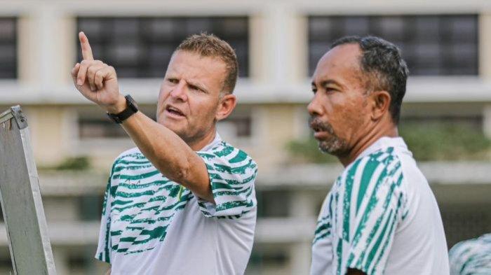 Pelatih dan asisten pelatih Persebaya Surabaya, Josep Gombau dan Uston Nawawi.