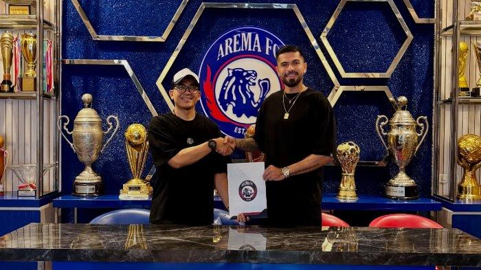 PEMAIN AREMA FC - Pemain gelandang-tengah Arema FC, Julian Guevara membawa map berlambang Arema bersalaman dengan General Manager Arema FC, Yusrinal Fitriandi menjadi tanda kontraknya dengan Singo Edan berlanjut diunggah Selasa (27/5/2025).