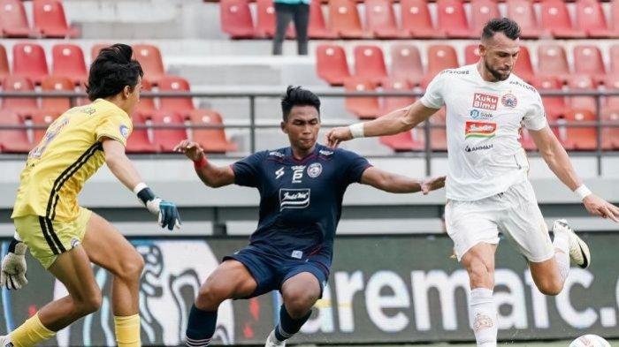 Julian Schwarzer Garcia dan Bagas Adi saat mengawal Marko Simic dalam laga Arema FC vs Persija Jakarta di Stadion Kapten I Wayan Dipta, Bali, Senin (26/6/2024).