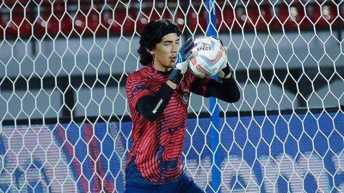 Julian Schwarzer Garcia, kiper Arema FC di Liga 1 2023.