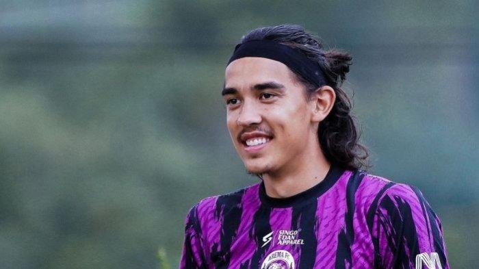 Julian Schwarzer Garcia, kiper Arema FC di Liga 1 2023.