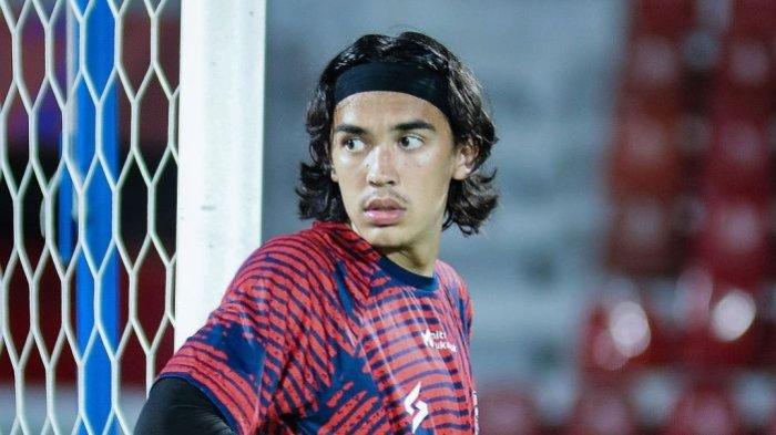 Julian Schwarzer Garcia, kiper Arema FC di Liga 1 2023.