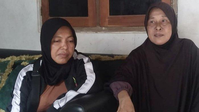 Julpiyah (48) (sebelah kiri) saat diwawancai wartawan di Tambun, Rabu 28 Februari 2024