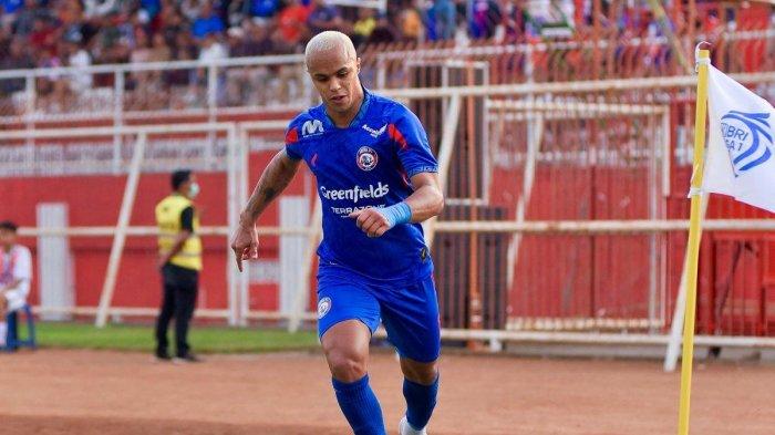 KANS COMEBACK - Wiliam Marcilio ketika memperkuat Arema FC di gelaran Liga 1 2024/2025. Jelang melawan Malut United, Wiliam Marcilio berpotensi comeback seiring Dalberto harus absen karena akumulasi kartu di Arema FC.