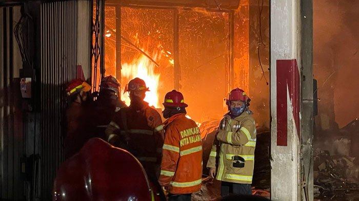 KEBAKARAN DI MALANG - Foto Kebakaran Gudang di Jalan Gatot Subroto Kota Malang, Malam Ini Rabu (23/4/2025)