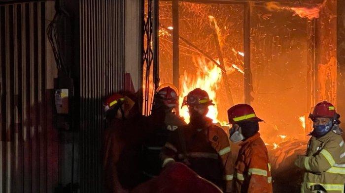 KEBAKARAN - Gudang Karoseri di Jalan Gatot Subroto, Kota Malang, kebakaran pada Rabu (23/4/2025) malam.