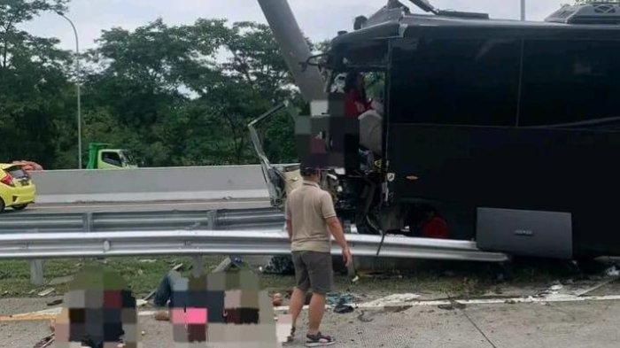 KECELAKAAN BUS BRIMOB: Kondisi bus mengangkut rombongan pelajar dan guru SMAN 1 Porong, ringsek menabrak tiang penunjuk arah di bahu jalan dekat Exit Tol Purwodadi, Kabupaten Pasuruan, pada Sabtu (1/2/2025) pagi. Dalam kecelakaan ini dilaporkan ada korban meninggal dunia.