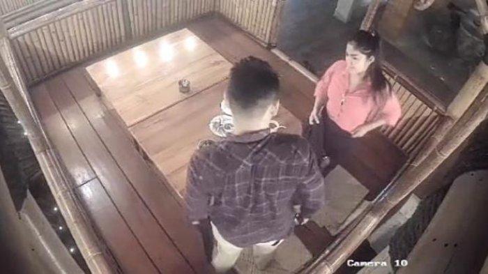 TEREKAM CCTV: Tangkapan layar dari rekaman CCTV memperlihatkan kemesraan pasangan haram Antok dan Uswatun Khasanah beranjak dari meja area makan berbentuk pendopo lesehan di restoran Kediri, Minggu (19/1/2025). Kemesraan Antok dan Uswatun Khasanah di resto terlihat sebelum mutilasi terjadi. Setelah mutilasi tubuh Uswatun Khasanah, Antok smepat menyembunyikan potongan tubuh korban di rumah neneknya di Tulungagung.