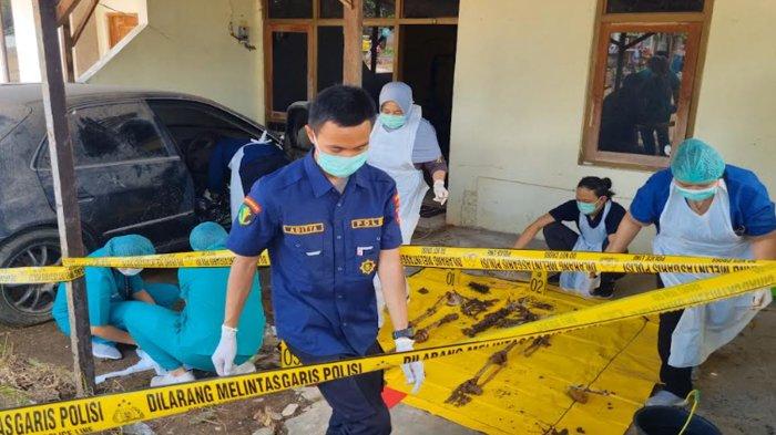 KERANGKA MANUSIA DI ASPOL - Kondisi jenazah tinggal tulang belulang dari dalam mobil yang terparkir di Aspol Polsek Ujungpangkah, Gresik, Selasa (11/3/2025). Polisi masih mendalami asal usul dan identitas korban.