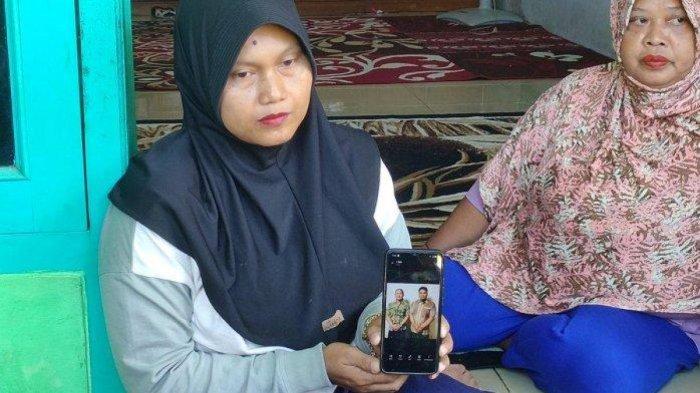 Kakak dari Ade Irawan (30), PMI asal Kabupaten Cirebon yang meninggal dunia akibat ditikam oleh sesama PMI di Korea Selatan (Korsel) pada 28 April 2024 lalu.
