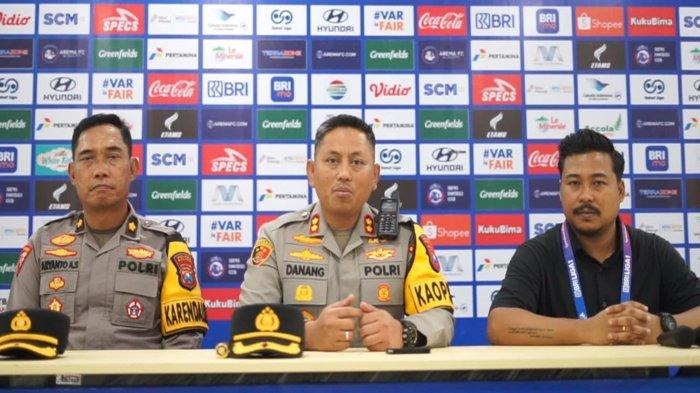 Kapolres Malang, AKBP Danang Setiyo (tengah) saat memberikan keterangan terkait insiden pelemparan batu kepada bus tim Persik Kediri usai bertanding menghadapi Arema FC di Stadion Kanjuruhan Malang pada Minggu (11/5/2025).