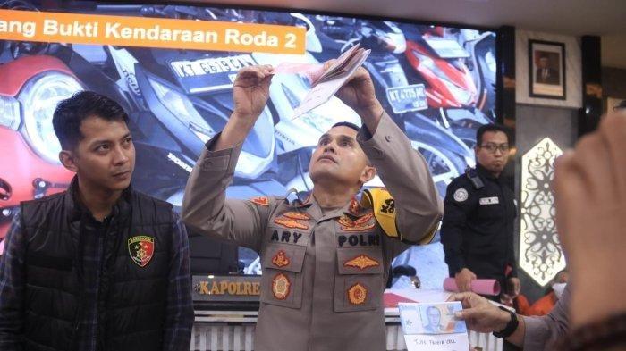 Kapolresta Samarinda, Kombes Pol Ary Fadli, saat menunjukkan uang palsu (upal) yang diamankan tim reserse beserta barang bukti di Mapolresta Samarinda Kalimantan Timur, Kamis (17/10/2024). (TRIBUNKALTIM.CO/NEVRIANTO)