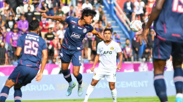 Kapten Arema FC Johan Ahmat Farizi (tengah) menghalau bola udara saat melawan Persik Kediri dalam laga Liga 1 2023 di Stadion Brawijaya, Kediri, Sabtu (15/7/2023).