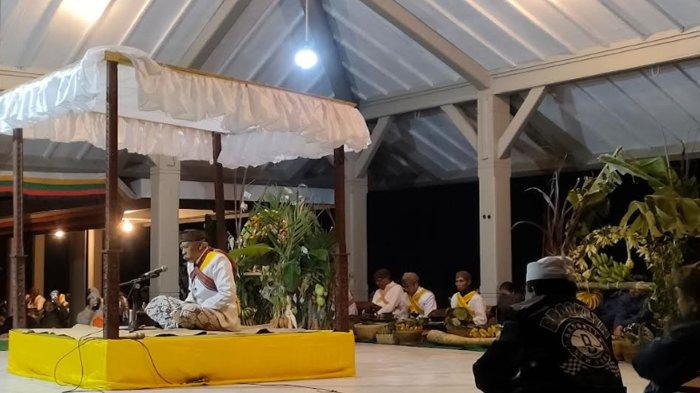 Acara pembacaan ritual dan sejarah Yadnya Kasada Suku Tengger ,Jawa Timur di Pure Poten Luhur, Sabtu (22/6/2024)