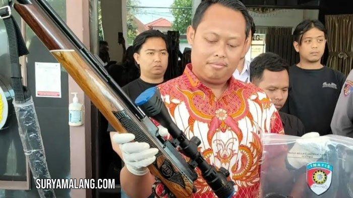 Kasatreskrim Polres Jombang, AKP Aldo Febrianto menunjukkan barang bukti senapan angin yang digunakan Muhammad Hasan Syafi'i alias Daim (55) untuk menembak M Sapto Sugiyo (46), tetangganya yang juga wartawan di Dusun Sambong Duran, Desa Jombang, Kecamatan/ Kabupaten Jombang.