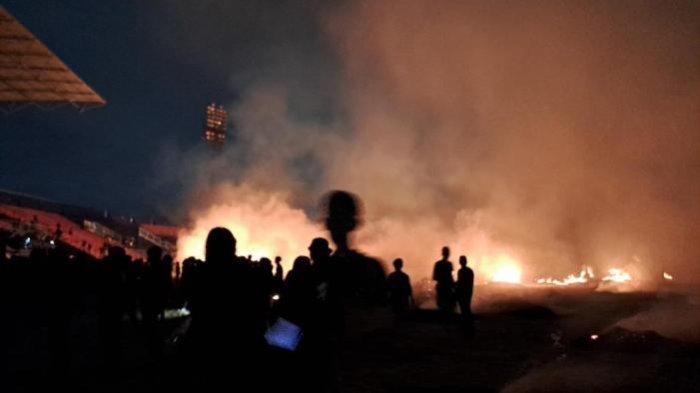 Kebakaran rumput di Stadion kanjuruhan saat peringatan setahun Tragedi Kanjuruhan, Minggu (1/10/2023)