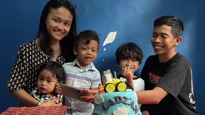Kebersamaan Dede Sunandar, istri dan anak-anaknya di ulang tahun Ladzan