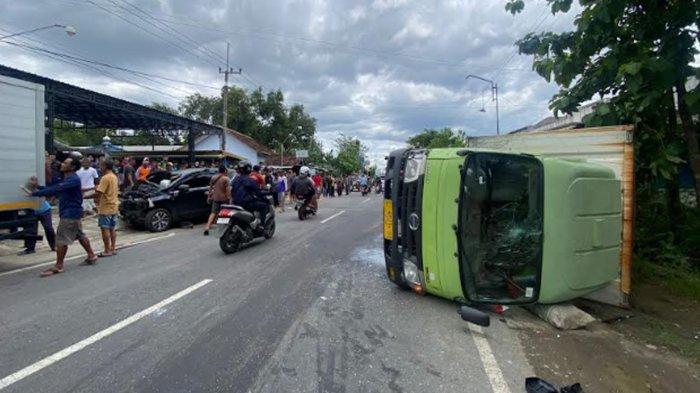 Adu banteng antara truk ekspedisi kontra dengan mobil Mitsubishi Xpander terjadi di Ponorogo, Rabu (25/12/2024) siang.