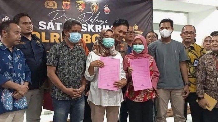 Kedua ibu dari bayi yang tertukar di Bogor, Jawa Barat, menggelar konferensi pers pembacaan hasil tes DNA silang, Jumat (25/8/2023). (Kompas.com)