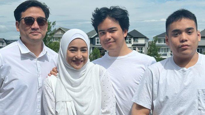 Keluarga Tengku Firmansyah dan Cindy Fatikasari beserta dua anaknya di Kanada