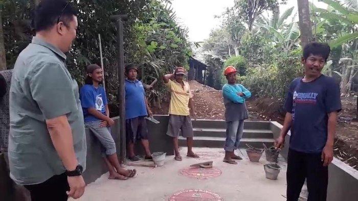 TINJAUH PEMBANGUNAN - Kepala DPKCPK Kabupaten Malang, Budiar Anwar, meninjau pembangunan IPAL Komunal di Desa/Kecamatan Pagelaran. Pembangunan IPAL Komunal digencarkan sebagai upaya menekan angka stunting.