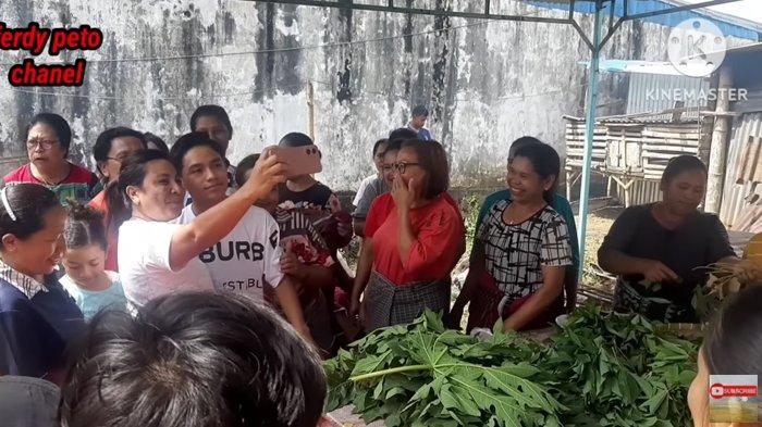 Keramahan Betrand Peto saat warga menyambut kedatangannya di kampung Manggarai NTT 1