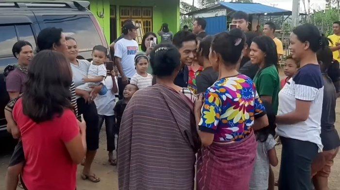 Keramahan Betrand Peto saat warga menyambut kedatangannya di kampung Manggarai NTT