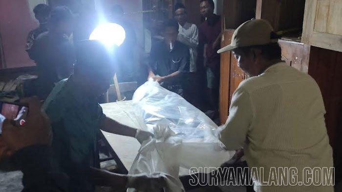 EVAKUASI - Kerangka wanita dikeluarkan dari rumah di RT 7 RW 1 Desa Bacem Kecamatan Ponggok, Kabupaten Blitar, Selasa (21/11/2023). Semula, kerangka wanita itu dikubur 1,5 meter dalam kamar, kemudian ditutup cor.