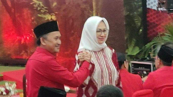 Ketua DPD PDI-P Banten Ade Sumardi (kiri) melakukan salam komando bersama Airin Rachmi Diany di Kantor DPP PDI-P, Menteng, Jakarta, Senin (26/8/2024). Keduanya dikabarkan bakal diusung PDI-P sebagai pasangan calon kepala daerah untuk Pilkada Banten, Senin siang.