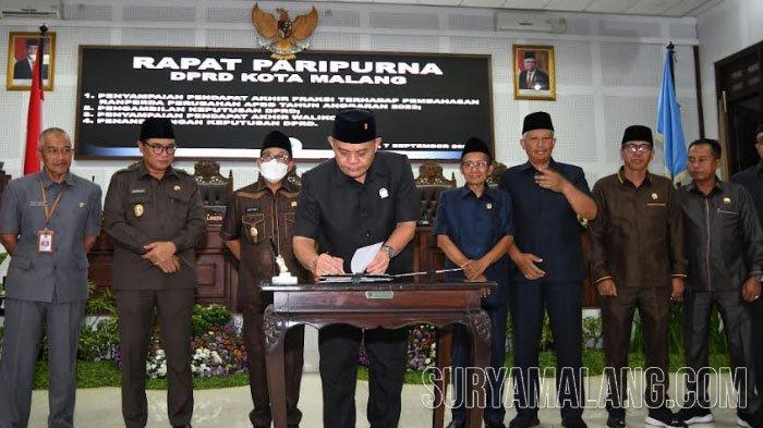 Ketua DPRD Kota Malang I Made Riandiana Kartika menandatangani hasil rapat Paripurna Pembahasan Ranperda Perubahan APBD Tahun Anggaran 2023, Kamis (7/9/2023).